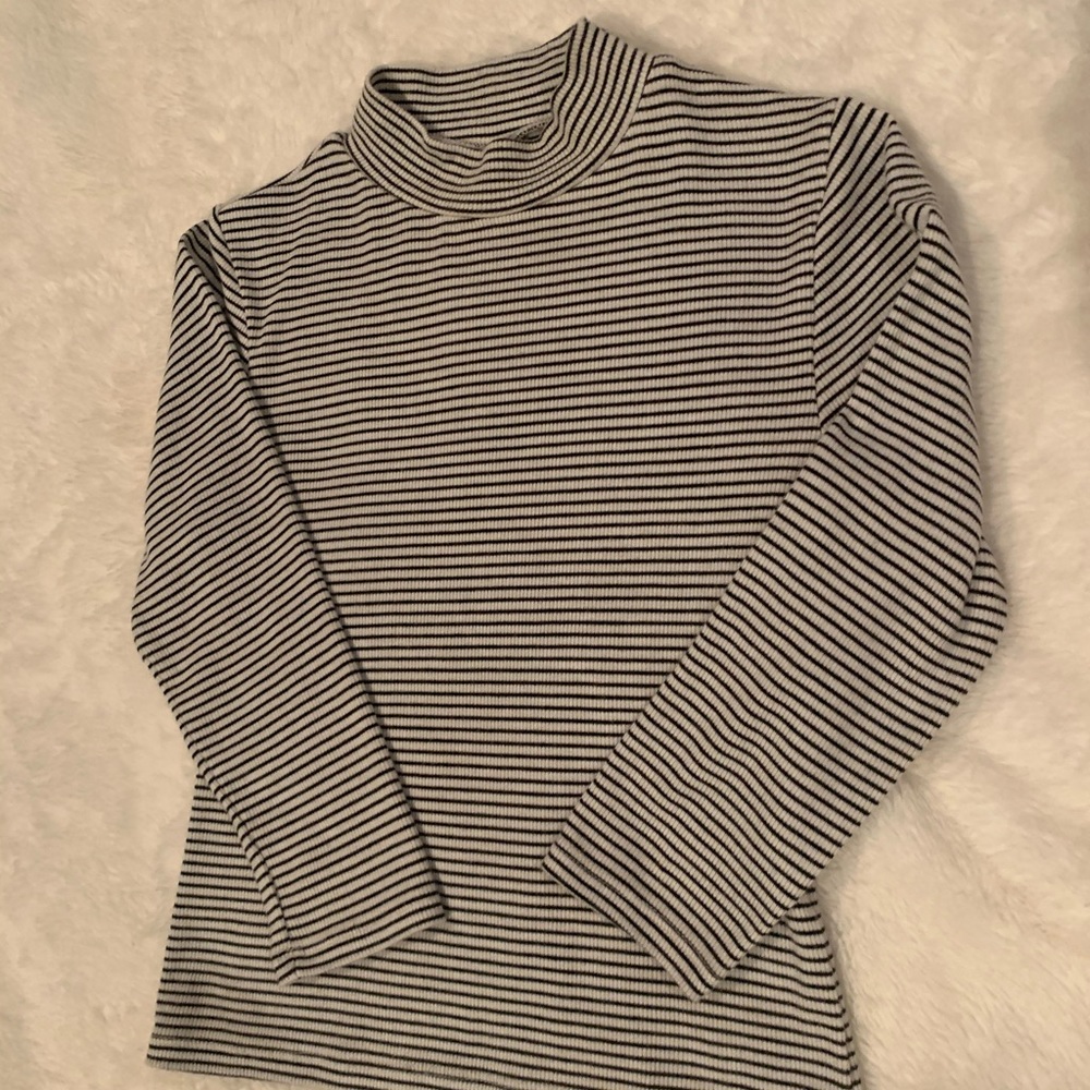 Cropped 3/4 length sleeve black and white